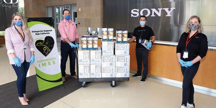 Cheryl goodman and sergio langarica from sony donated masks to imss cover