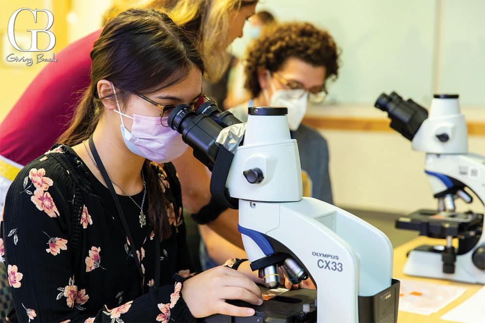 Salk Summer Interns check mircoscope